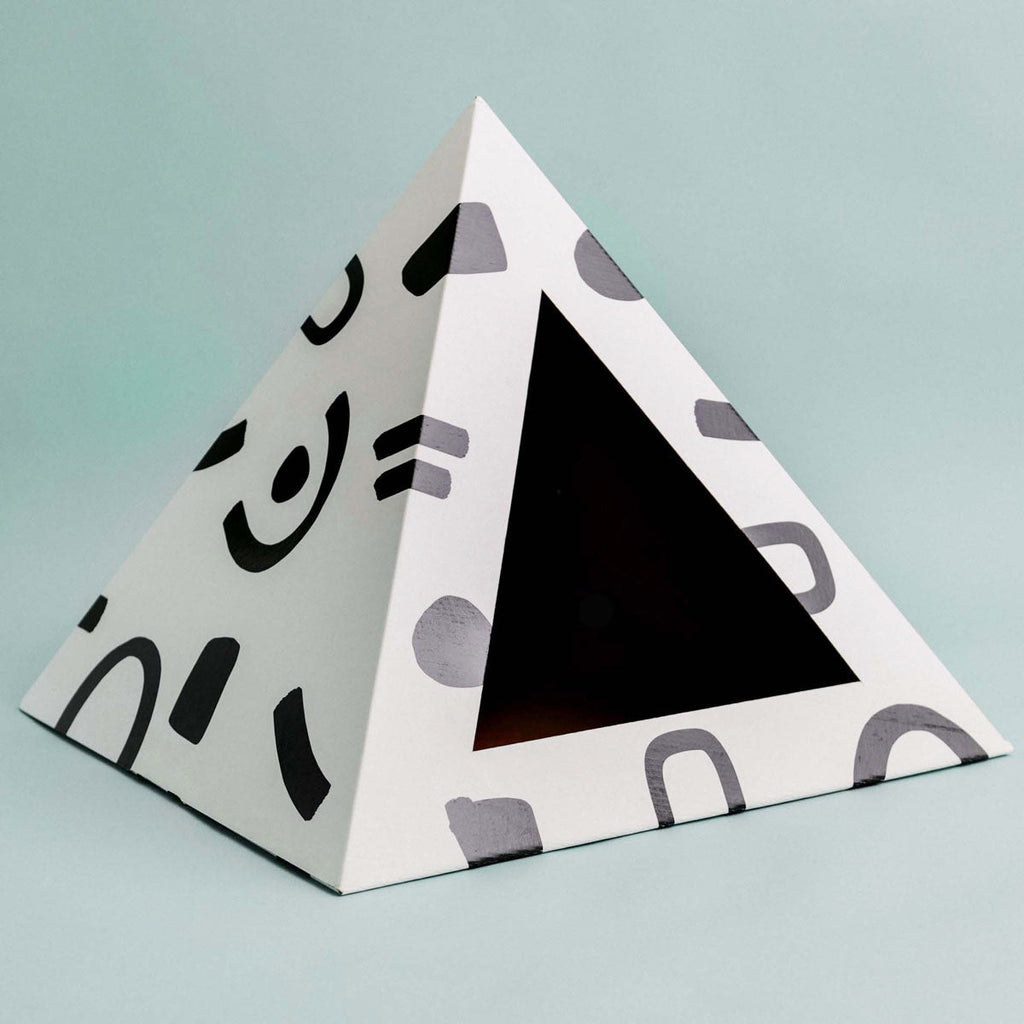 Cozy and Dark 'Doodle' Kardboard Pyramid - Cat