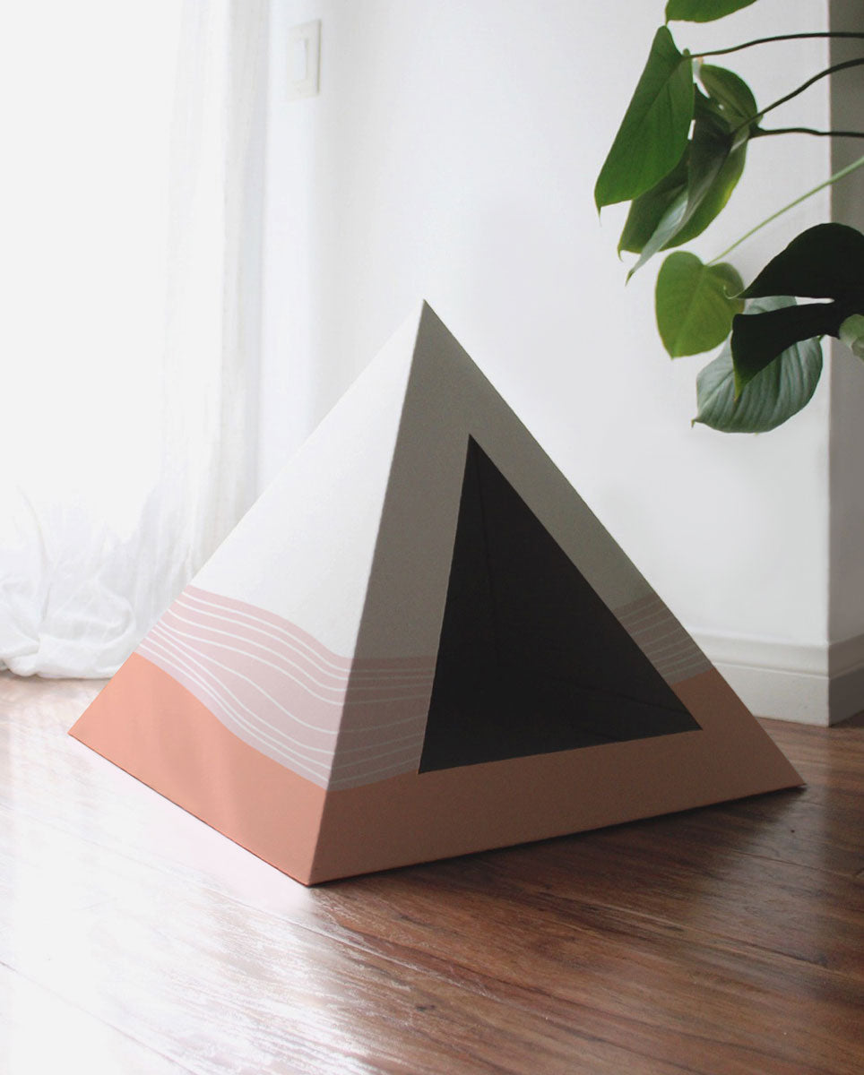Cozy and Dark 'Wavy' Kardboard Pyramid - Cat