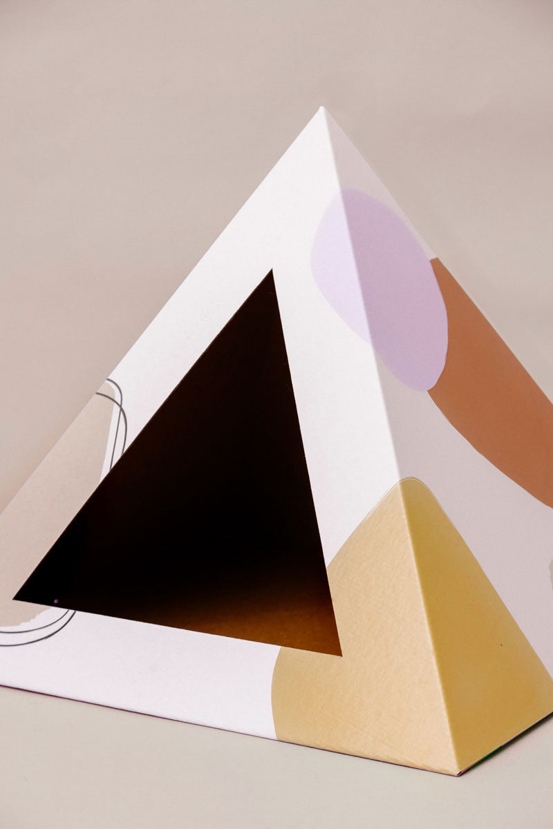 Cozy and Dark 'Abstract' Kardboard Pyramid - Cat