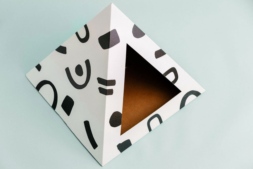 Cozy and Dark 'Doodle' Kardboard Pyramid - Cat